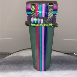 NWT 4-pack of colour changing cups with straws